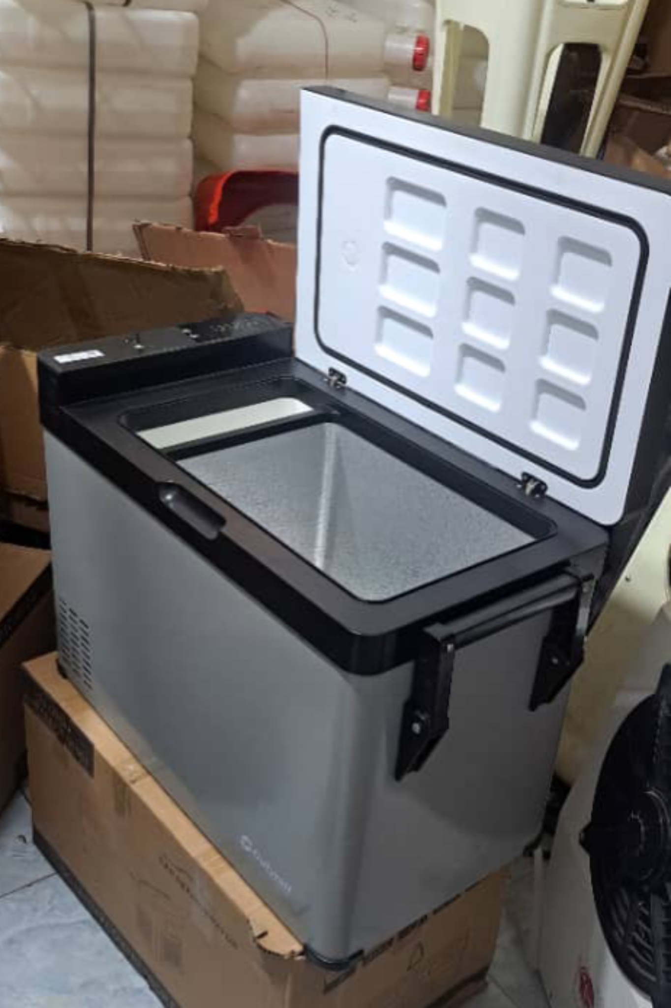 یخچال و فریزر صندوقی کامیون DWR سایز ۳۰ لیتری – کمپرسوردار، دیجیتال و ضد لرزش