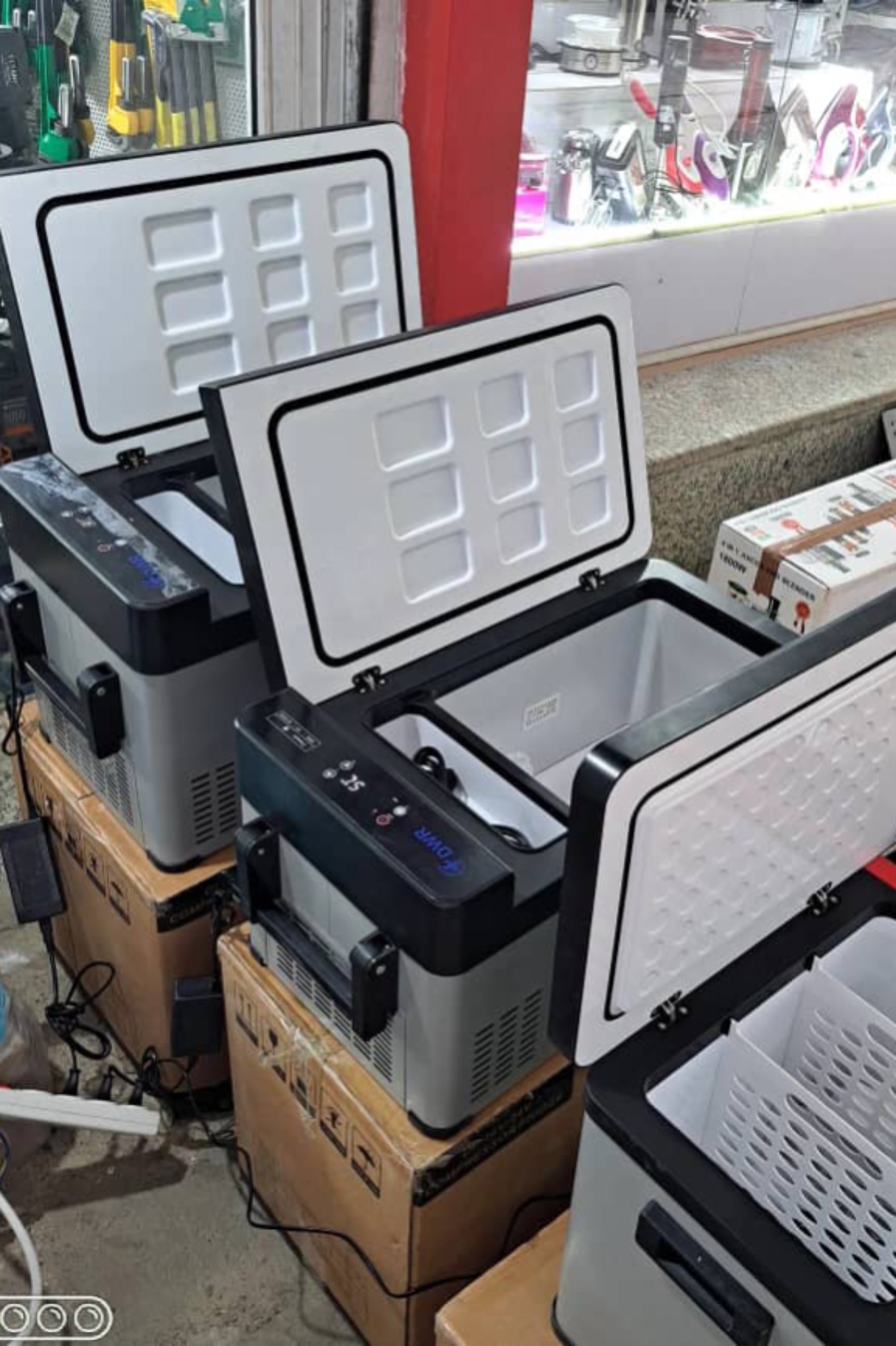 یخچال و فریزر صندوقی کامیون DWR سایز ۳۰ لیتری – کمپرسوردار، دیجیتال و ضد لرزش