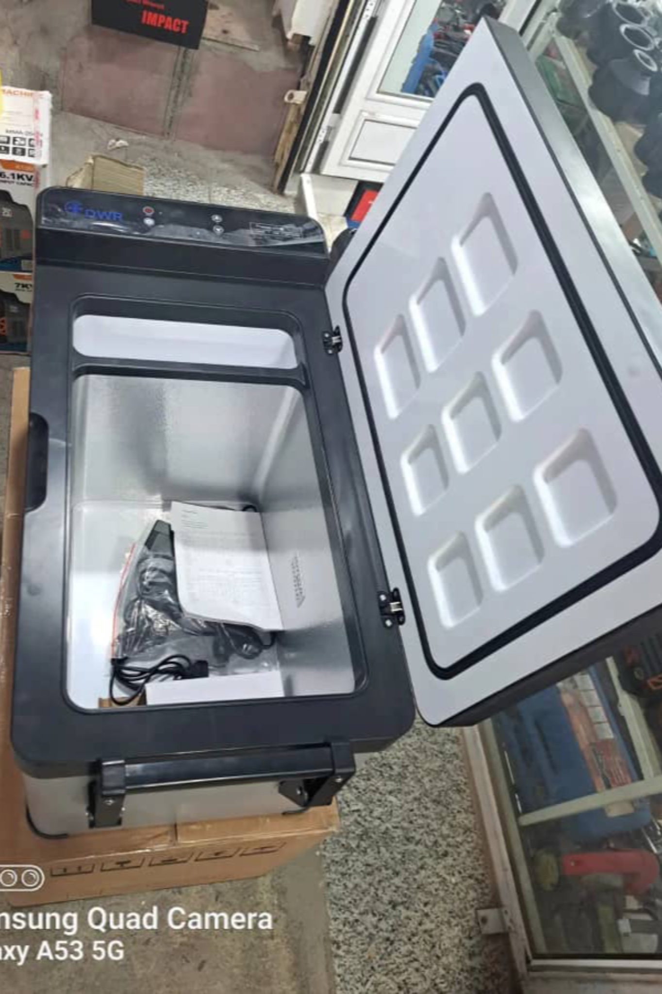 یخچال و فریزر صندوقی کامیون DWR سایز ۳۰ لیتری – کمپرسوردار، دیجیتال و ضد لرزش