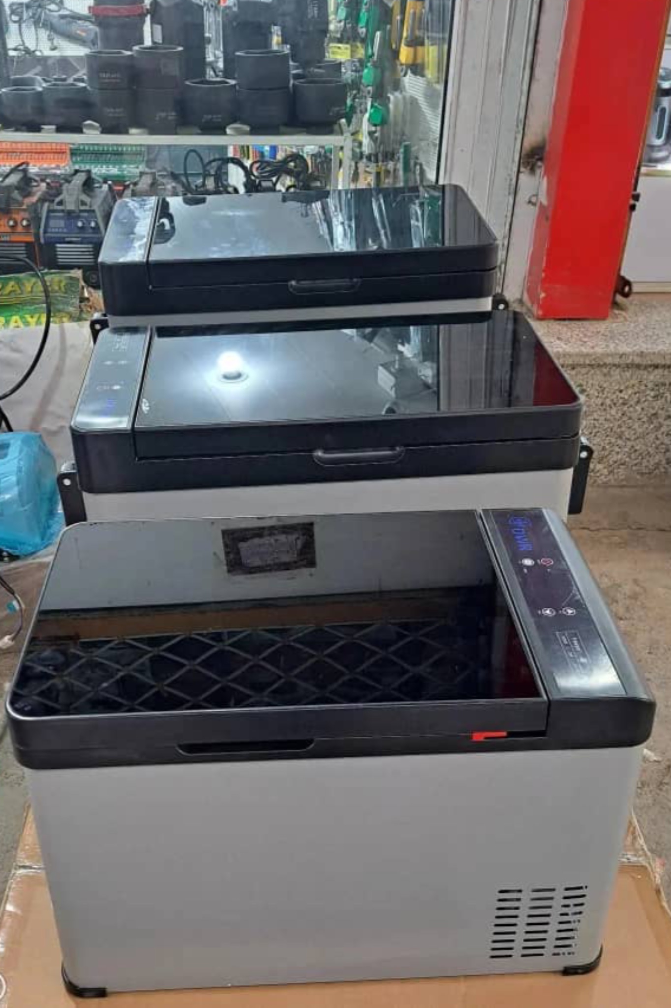 یخچال و فریزر صندوقی کامیون DWR سایز ۳۰ لیتری – کمپرسوردار، دیجیتال و ضد لرزش