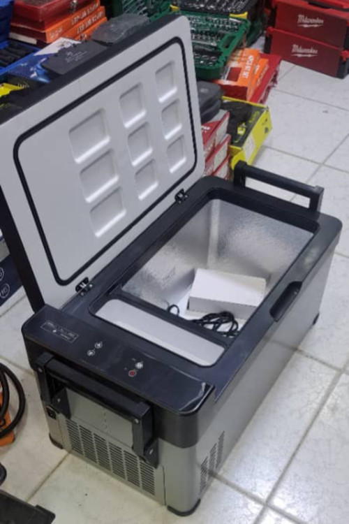 یخچال و فریزر صندوقی کامیون DWR سایز ۳۰ لیتری – کمپرسوردار، دیجیتال و ضد لرزش